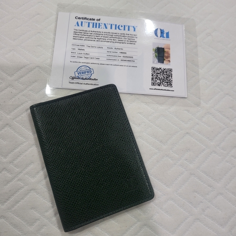 Louis Vuitton Taiga Cardholder..Like New Condition.. W/COA!!!